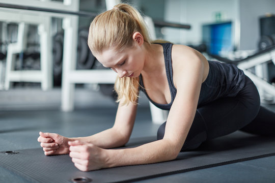 Junge Frau beim Pilates Training