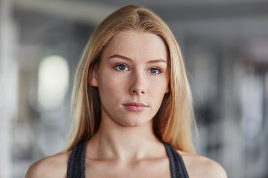 Blonder Teenager in Sportkleidung