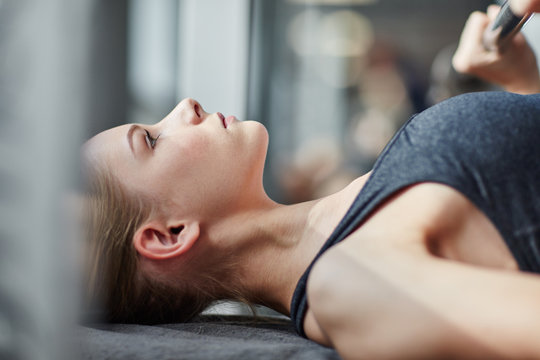 Junge Frau konzentriert sich beim Bankdr&uuml;cken