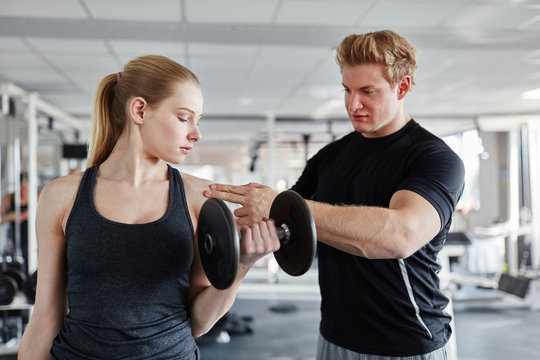 Personal Trainer und junge Frau trainieren