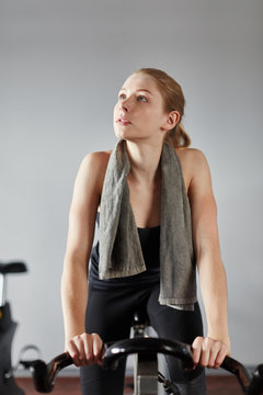 Junge Frau beim Cardiofitness Spinning Training