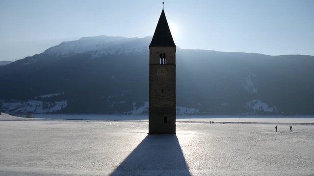 Campanile del lago di Resia in inverno