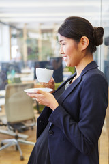 Geschäftsfrau macht eine Kaffeepause