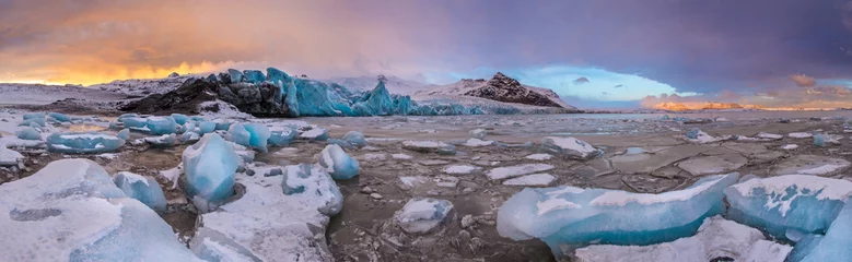 Crédence de cuisine en verre imprimé Glaciers Famous Fjallsarlon glacier and lagoon with icebergs swimming on frozen water.