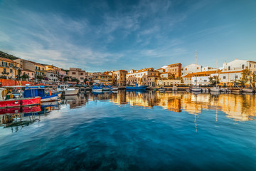Reflecties in de haven van La Maddalena bij zonsondergang