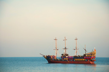 Obraz premium Ship on the sea