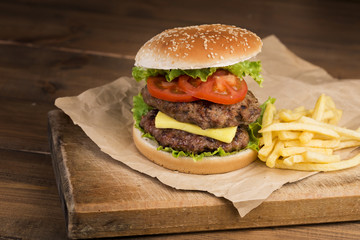  Hamburger or sandwich is the popular fast food for brunch or lunch.