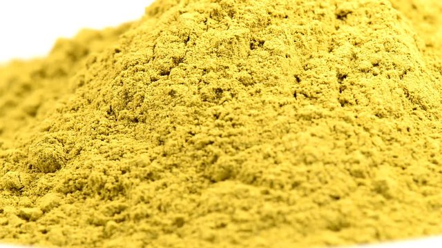 Moringa Pulver auf einem Drehteller
