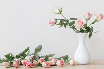 Naklejka premium pink roses in vase on white background