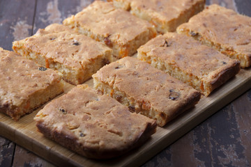 Pie of semolina with carrots and raisins