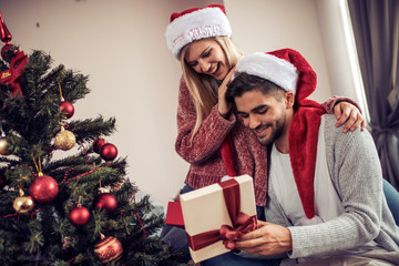 Obraz na płótnie Canvas Couple with Christmas present