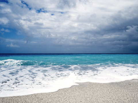 Tiefblaues Meer mit wolkigem Himmel