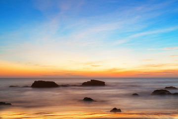 Naklejka premium Majestic sunset over water.