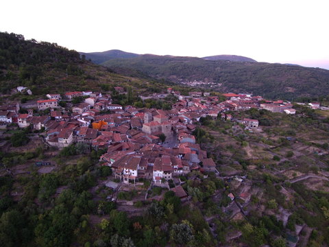 Mogarraz desde el aire Pueblo bonito de Salamanca, (Castilla y León, España). Foto aerea con drone