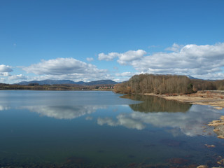 lac de Michelbach en Alsace avec vue sur les vosges