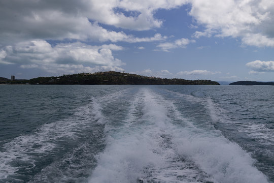 Blick vom Bootsende auf eine Insel
