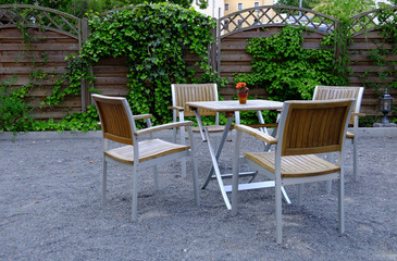 Fototapeta na wymiar Gartenmöbel mit Tisch und vier Stühlen