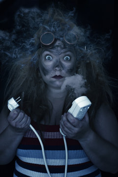 Mujer sorprendida tras explotar una conexi&oacute;n con cable