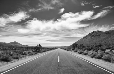 Crédence de cuisine en verre imprimé Noir et blanc Photo en noir et blanc de la route du désert de la Vallée de la Mort, concept de voyage, États-Unis.