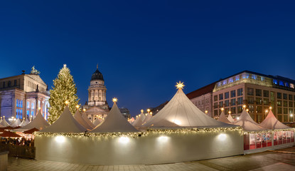 Fototapeta premium Iluminated Christmas market Gandarmenmarkt in Berlin
