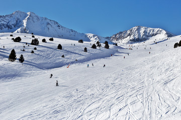 Fototapeta na wymiar The ski slope with figures of skiers