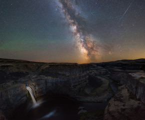 Fototapeta na wymiar Palouse Falls under the Milky Way Galaxy in Washington State 