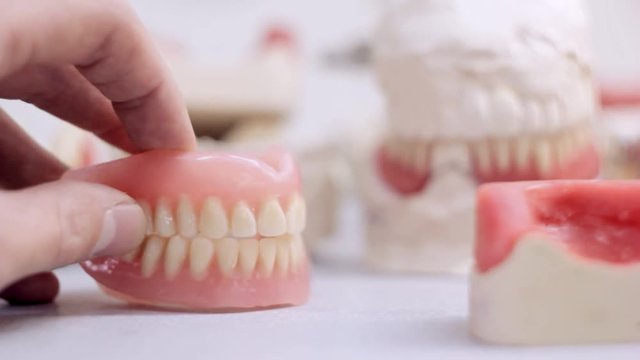 False teeth snapping in the dental laboratory