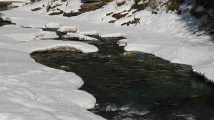 Fiume Inn tra la neve inverno in Engadina Svizzera