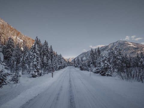 Verschneite Stra&szlig;e im tiefsten Winter bei Sonnenuntergang