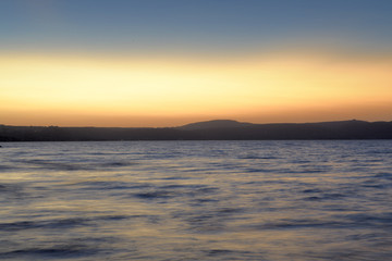 Fototapeta na wymiar lago al tramonto