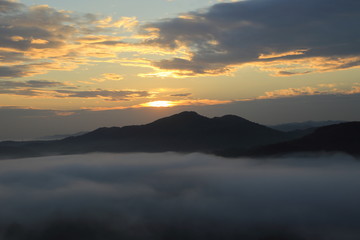 栃木県茂木町の鎌倉山から望む雲海 ( Cloudscape at Mount Kamakura in late autumn, Motegi town, Tochigi prefecture, Japan )