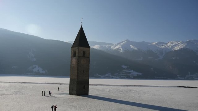 Panorama del lago di Resia ghiacciato in inverno