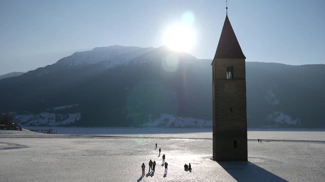 Panorama del lago di Resia ghiacciato in inverno