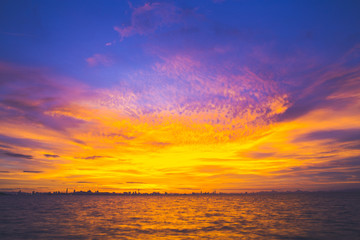 Fototapeta na wymiar Beautiful sky and sea at sunset. Koh Larn, Pattaya Thailand