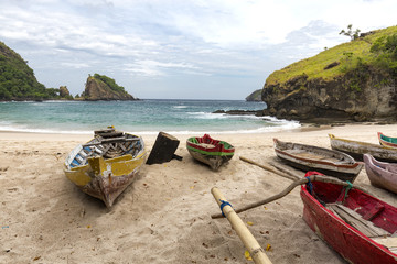 Fototapeta na wymiar Different colored boats on Koka Beach in Paga