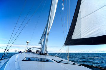 Segelboot auf dem Meer