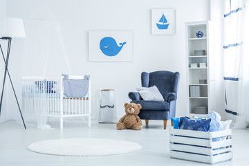 Pallet chest with cushions © Photographee.eu