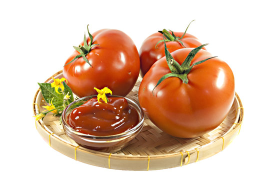 tomatoes and sauce in bamboo tray