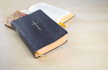 Zwei Gesangsbücher auf einem Holztisch in der Kirche