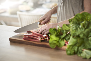 preparing a rhubarbpie in a platter