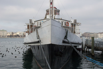 Naklejka premium ship tied up on the water 