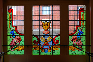 altes Jugendstifenster im Theater von Lisieux