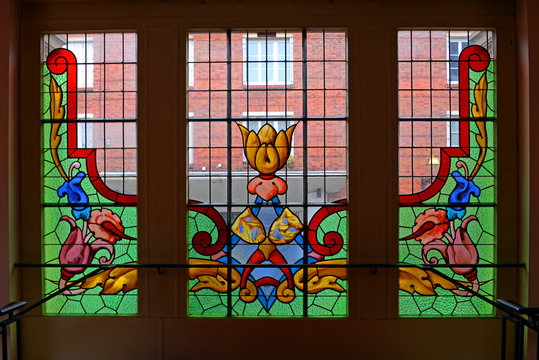 altes Jugendstifenster im Theater von Lisieux