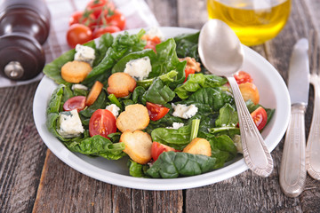 mixed spinach salad