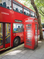 Fotobehang Londen rode bus een rode bus en een typische telefooncel van Londen