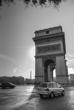 Fototapeta Triumphal arch Paris, with traffic going around in a circle, black and white
