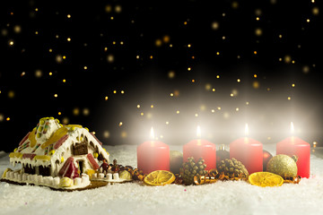 Adventskranz mit Lebkuchenhaus, Knusperhaus und festlicher Dekoration