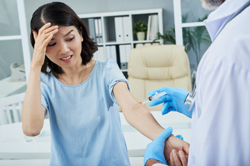 Obraz premium Scared of big needle