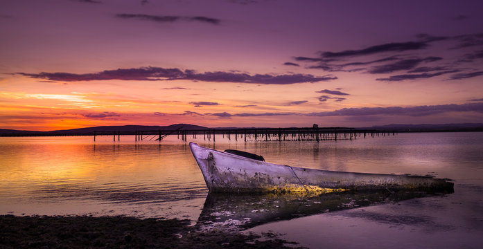 Barque abandonn&eacute;e au coucher de soleil &agrave; Palavas les Flots