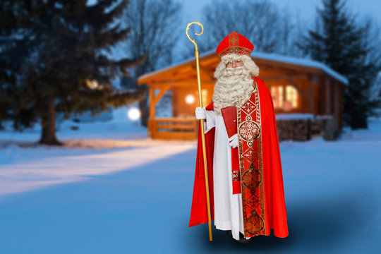 Heiliger Bischof Nikolaus vor Winterlandschaft mit Hütte